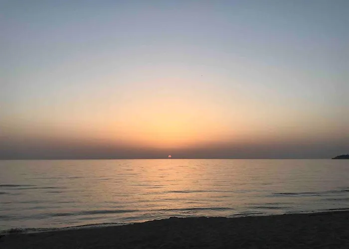 Prázdninový dům Charming Steps From Long With Wifi *